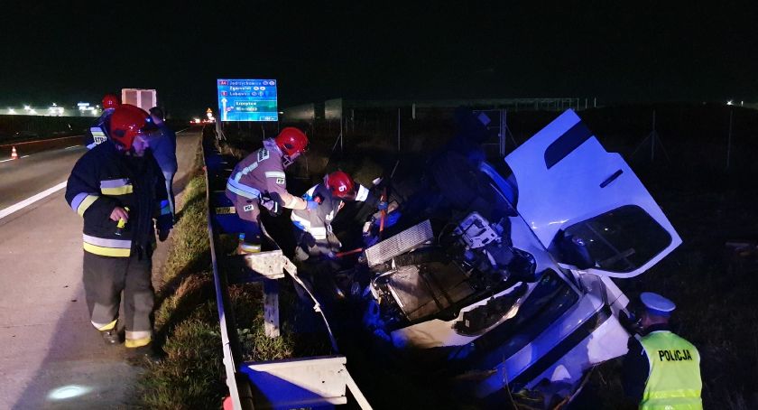 Nocny wypadek na autostradzie A4. Bus w rowie.