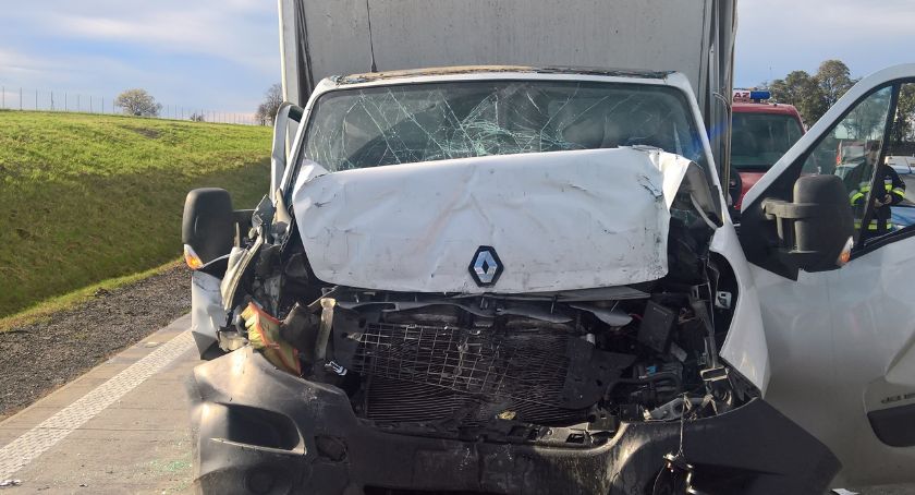 Autostrada  A4 zablokowana. Dwa wypadki i pożar samochodu.
