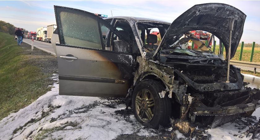 Na autostradzie A4 pod Wrocławiem spłonęło auto osobowe