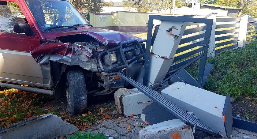 Uderzył w Toyotę a później w mur