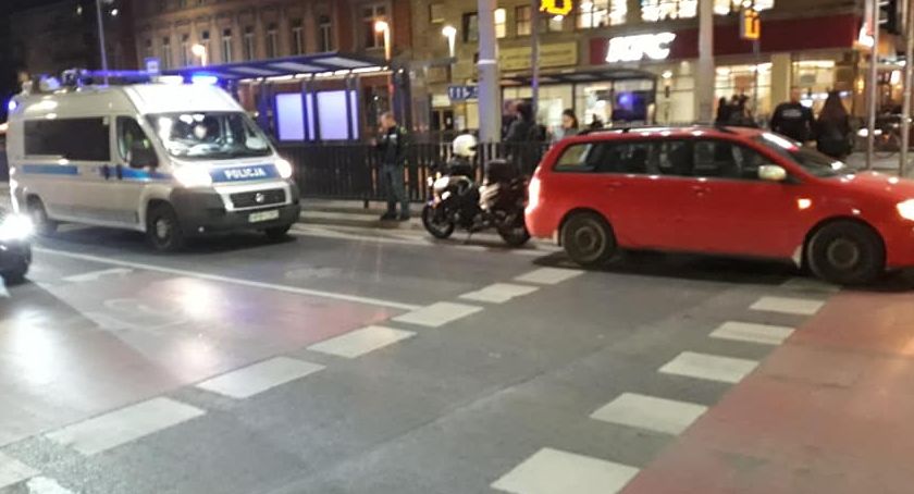 Motocyklista wjechał w auto i wybił głową tylną szybę