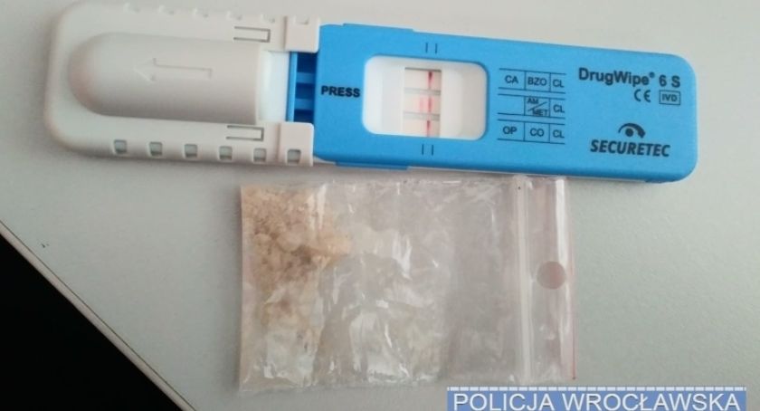 Jechał po narkotykach, bez badań technicznych, z cofniętymi uprawnieniami do kierowania, a w portfelu miał środki zabronione