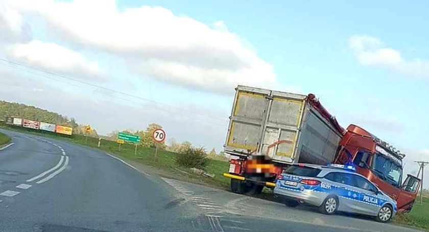 Ciężarówką do rowu w Oławie 