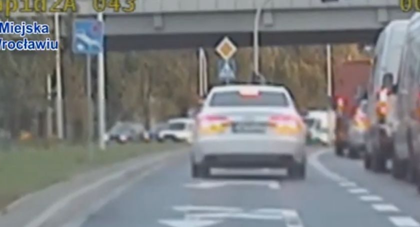 Nie chciał czekać jaki inni kierowcy, więc postanowił ominąć korek - video
