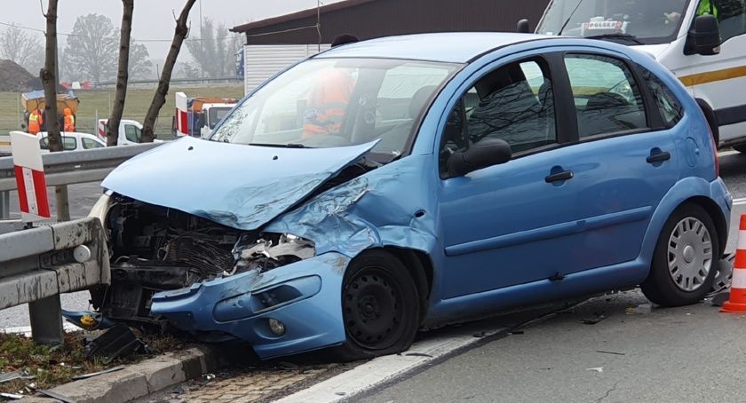 Zderzenie na zjeździe z autostrady A4 w Kostomłotach