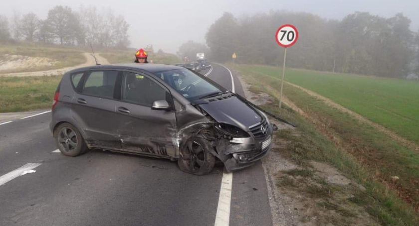 Zderzenie dwóch samochodów pod Żarowem