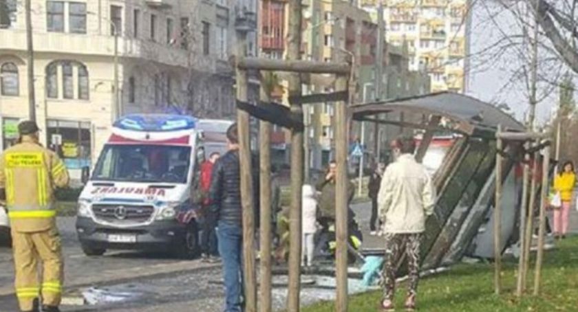 Makabryczny wypadek na Zaporoskiej. Samochód staranował przystanek. Kierowca uciekł. Trwa obława.