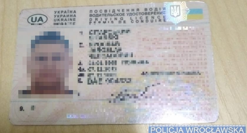 Pokazał policjantom fałszywe prawo jazdy. Miał w nim nieprawidłowo wpisaną nazwę miejsca urodzenia