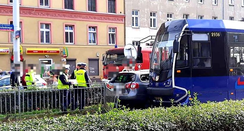 Wrocław ul. Pułaskiego wypadek samochodu osobowego z tramwajem 