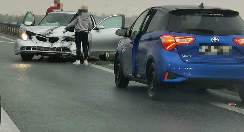 Wypadek na AOW. Duży korek w kierunku Warszawy