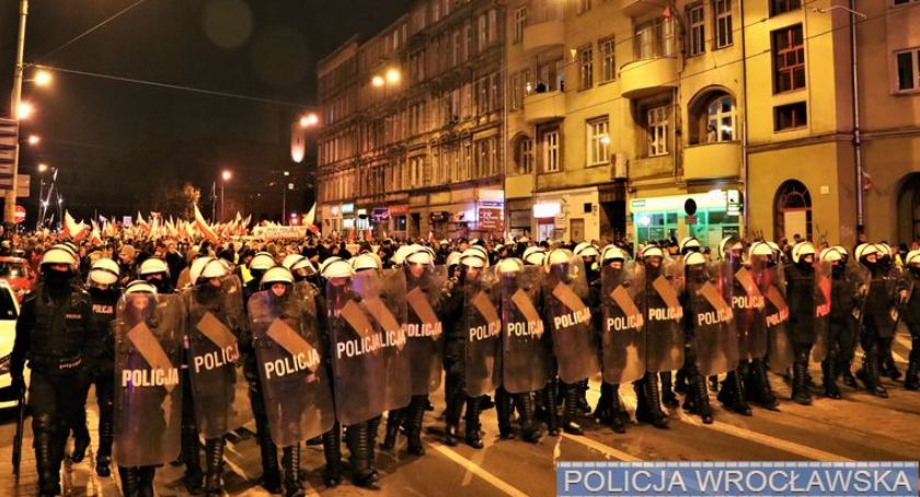 Pierwsze 6 osób usłyszało zarzuty w związku z naruszeniem prawa podczas wrocławskiego marszu niepodległości