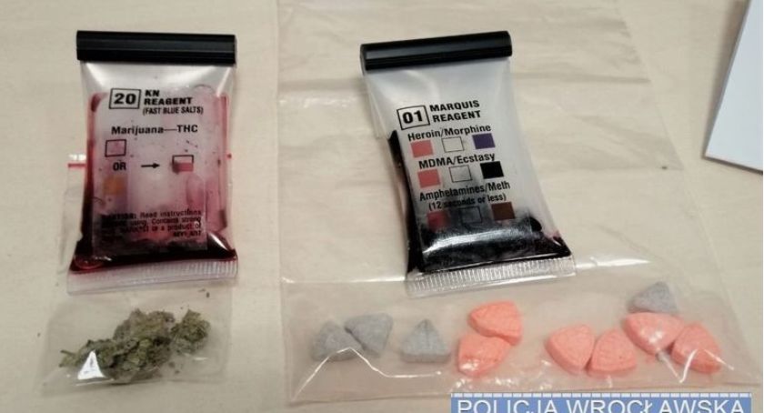 Kierował pod wpływem środków odurzających, przy sobie miał ich też zapas. Policjantom powiedział, że „pali, bo lubi”…