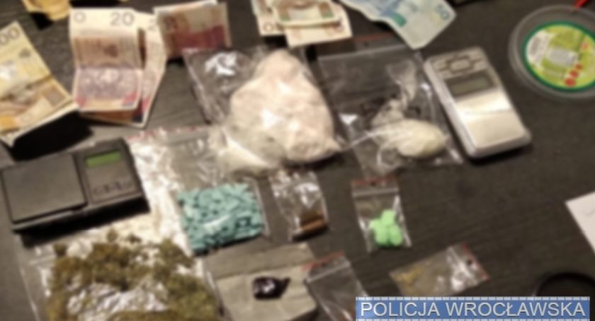 Miał przy sobie jedną porcję narkotyku. W jego mieszkaniu policjanci znaleźli ich jeszcze ponad tysiąc