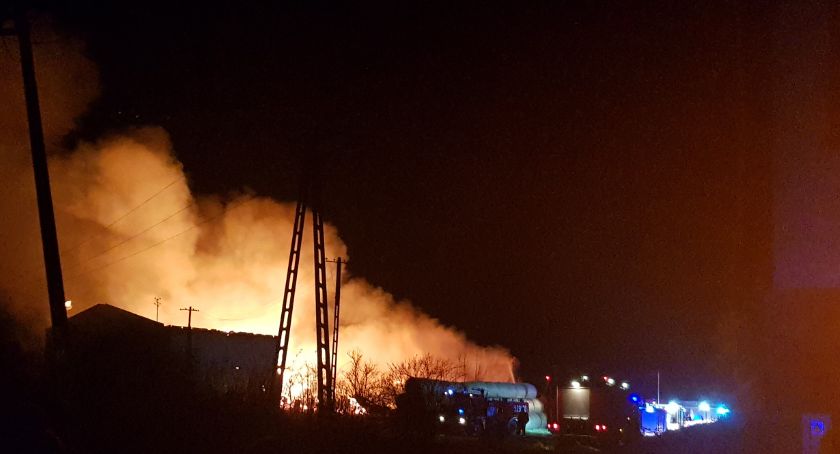 Duży pożar budynku gospodarczego w Gęsicach