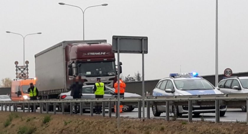 Kolizja na AOW Peugota z samochodem ciężarowym 