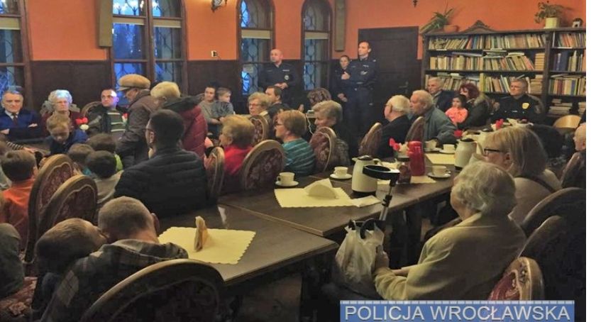  Wrocławscy policjanci spotkali się z mieszkańcami podczas debaty społecznej