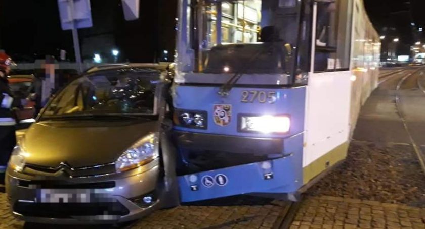 Zderzenie tramwaju z autem osobowym na Sienkiewicza 