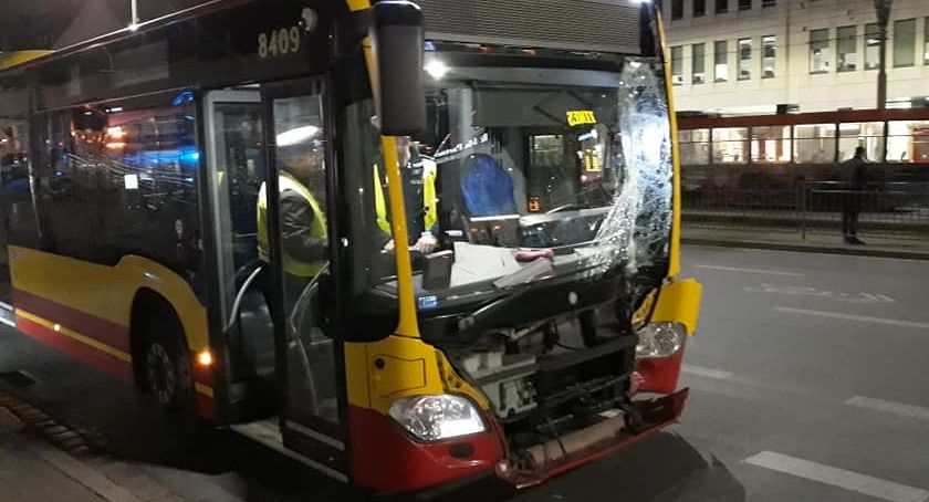 W centrum miasta autobus MPK wjechał w słup trakcji tramwajowej