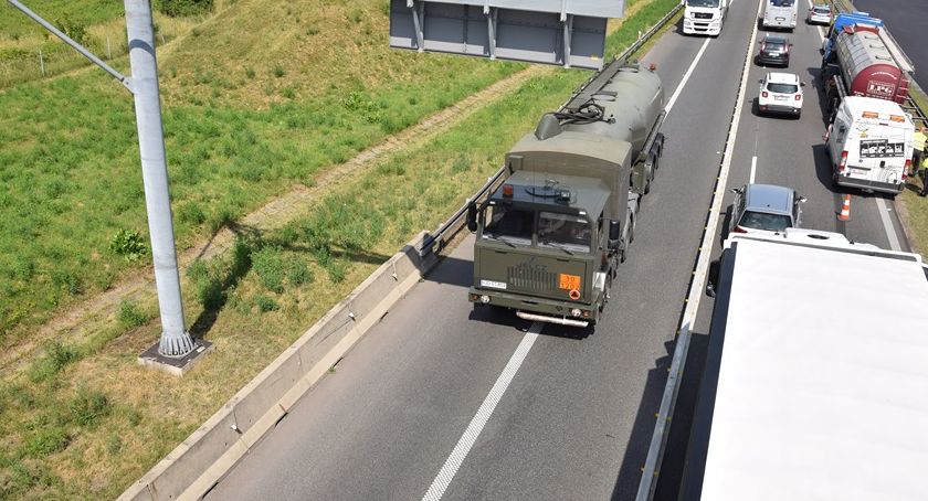 Mężczyzna skoczył z wiaduktu przechodzącego nad autostradą A4