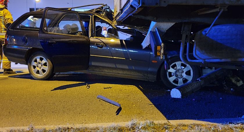 Tragiczny wypadek w Biskupicach. Auto osobowe wbiło się pod naczepę TiRa.
