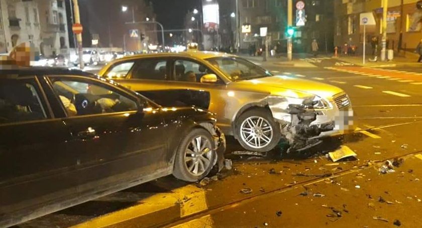 Zderzenie dwóch Audi na Wyszyńskiego z Sienkiewicza