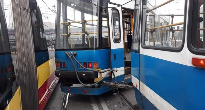 Wykolejony tramwaj przy rondzie Regana