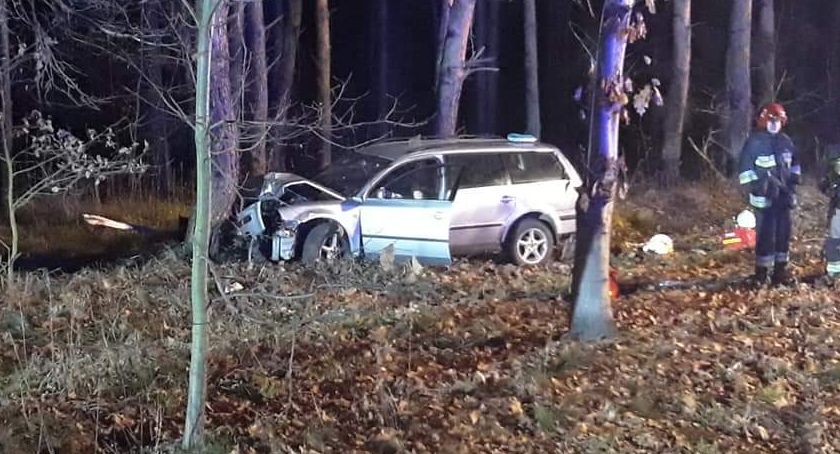 Wypadek w Miłoszycach. Passat uderzył w drzewo
