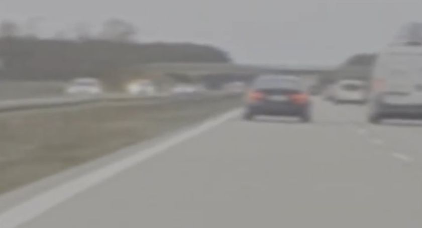 Policjanci ścigali kierowcę który na dachu samochodu zamontował niebieskiego koguta - zobacz film