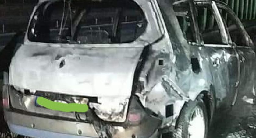 Na A4 po zderzeniu z busem spłonęło osobowe auto