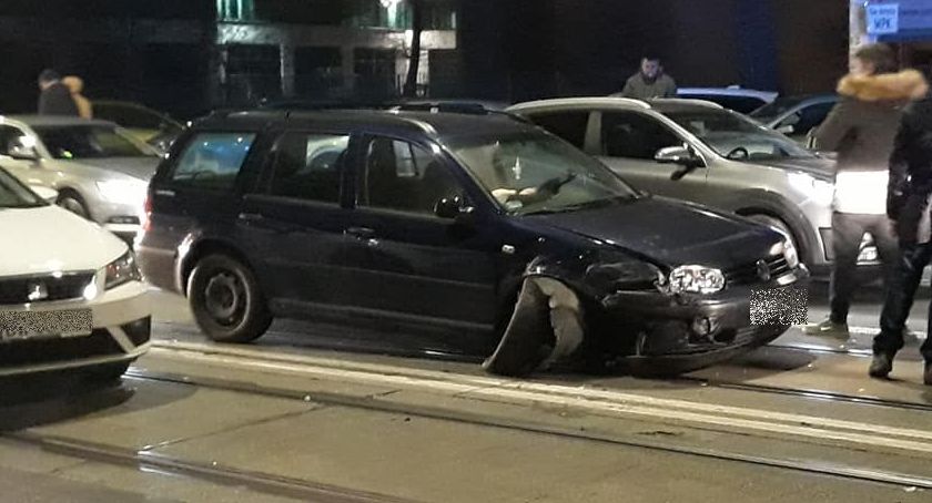 Zderzenie dwóch aut na Podwalu. Obaj kierowcy winni. 