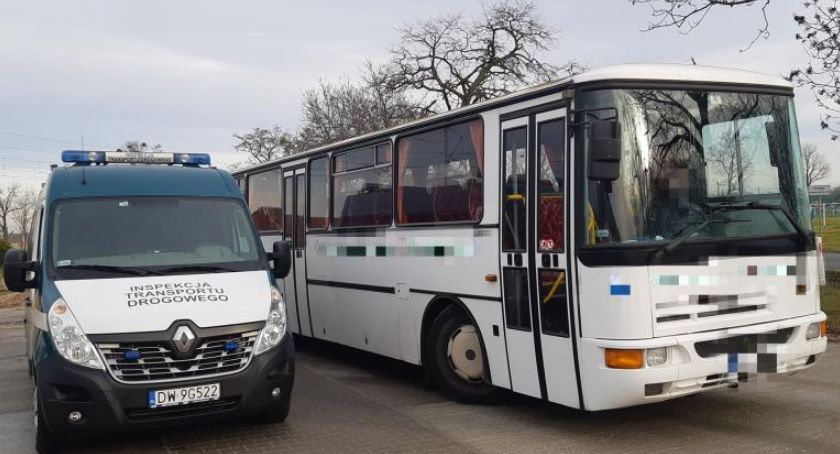 Niesprawny technicznie autobus woził dzieci do szkoły
