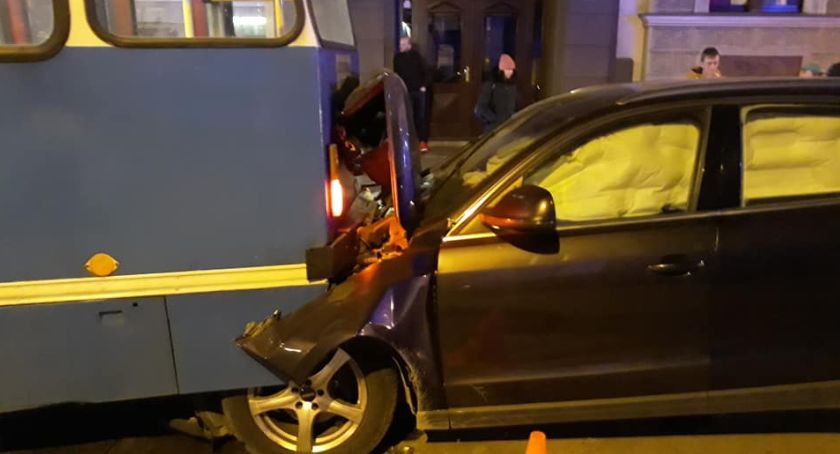 Na ulicy Łokietka auto osobowe wbiło się pod tramwaj