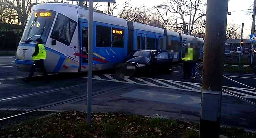 Kolejna kolizja tramwaju z samochodem osobowym