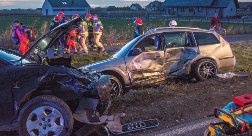 Groźny wypadek pod Oleśnicą. Kobieta uwięziona w rozbitym pojeździe.