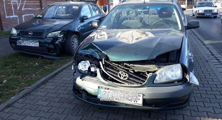 Zderzenie dwóch aut na skrzyżowaniu Trzebnickiej i Zakładowej