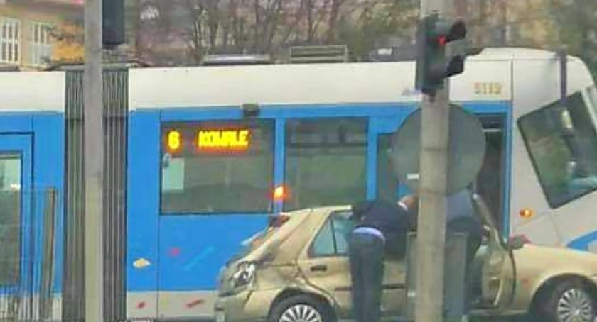 Wypadek samochodu osobowego z tramwajem na Brucknera