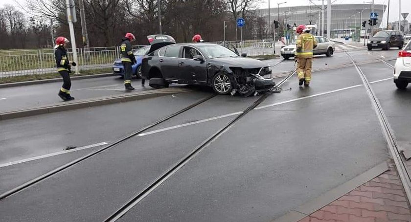 Wypadek na Pilczyckiej. Nie jeżdżą tramwaje 