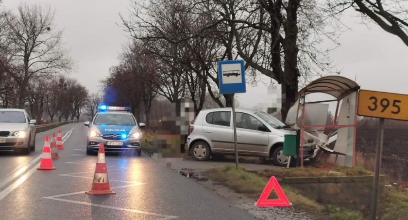 Samochodem wjechał w przystanek