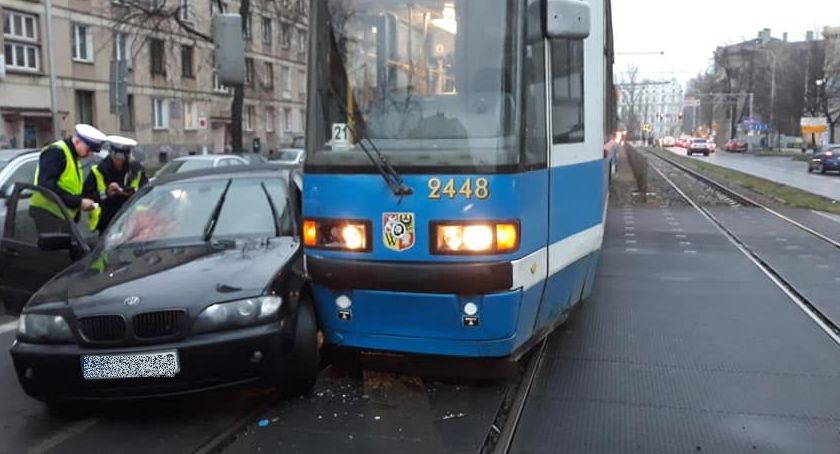 Kolejne zderzenie auta osobowego z tramwajem