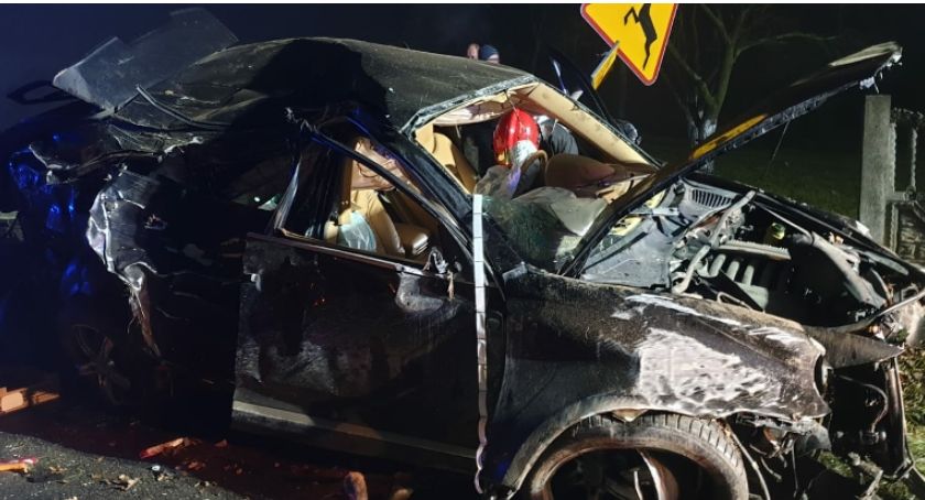 Pijany kierowca rozbił Porsche uderzając w ogrodzenie posesji