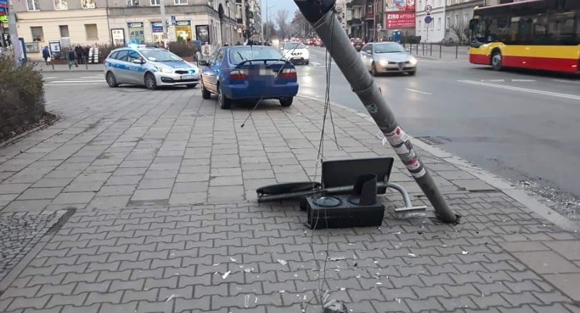 Nissanem w sygnalizację na Nowowiejskiej