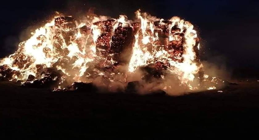 Spalona wiata i kilkadziesiąt bali słomy