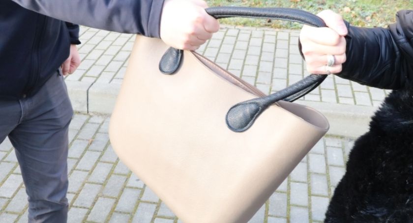 Kradli damskie torebki. Zatrzymali ich policjanci z Krzyków