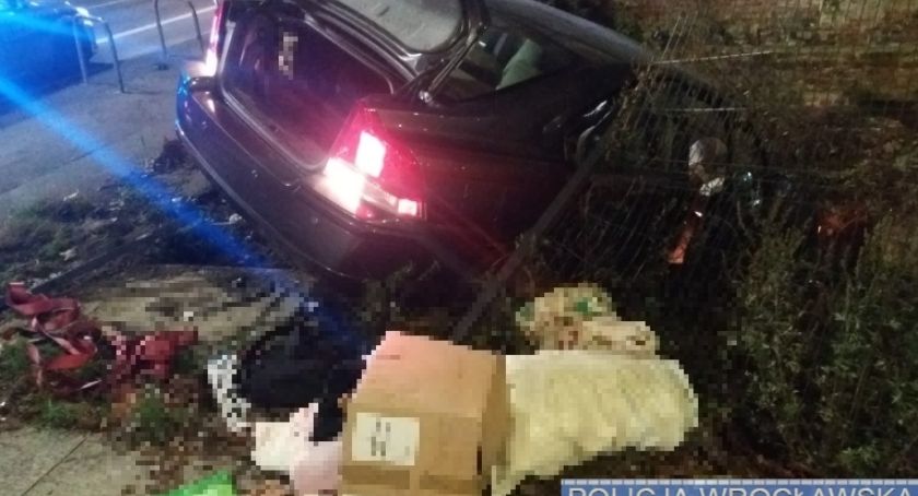 Osobowym Volvo wjechali do wykopu przy Kazimierza Wielkiego – byli nietrzeźwi