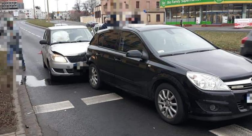 Najechanie na tył Opla na Dmowskiego