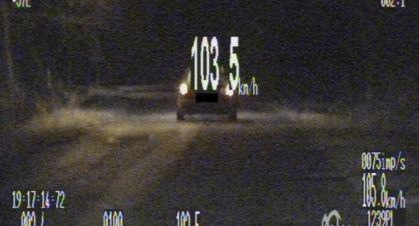 Na trzy miesiące straci prawo jazdy, bo jechał samochodem przez wioskę z prędkością 103 km/h
