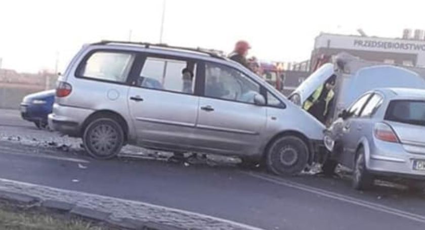 Wypadek w Żernikach. Zderzyły się cztery auta osobowe.