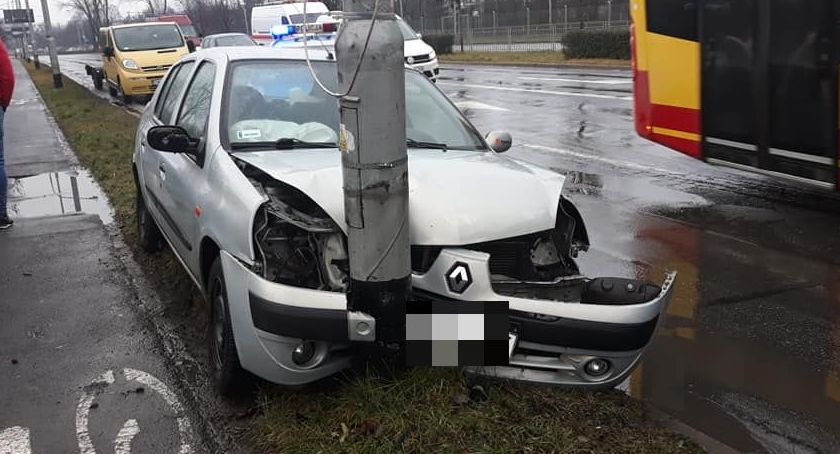 Na Bałtyckiej auto uderzyło w latarnię, która spadła na kolejny samochód
