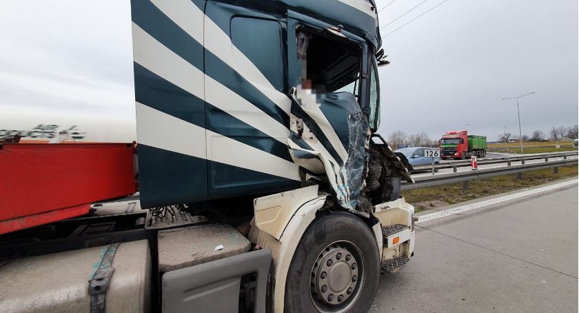 Zderzenie pojazdów ciężarowych na autostradzie