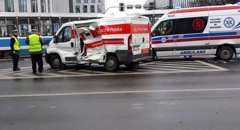 Zderzenie tramwaju z busem Poczty Polskiej